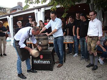 Bürgermeister Heinrich Süß zapft gemeinsam mit Braumeister Peter Köhler und Andreas Hirsch das Freibierfass an.  Fotos: Richard Sänger