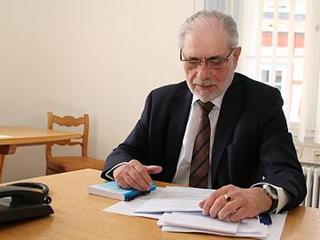 Leo Pfennig ist ab sofort Mitglied der Stadtratsfraktion Freie Wähler Münnerstadt. Das Foto entstand, als er für einen Tag als ältestes Stadtratsmitglied den Bürgermeister im Rathaus vertrat. Archiv/Thomas Malz