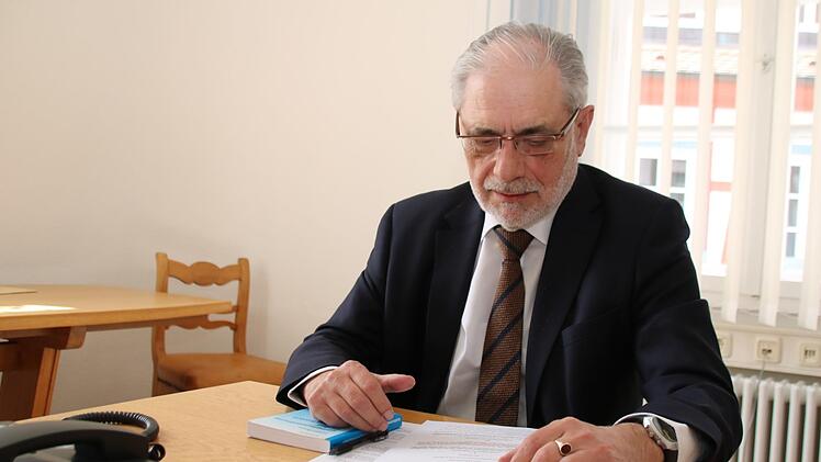 Leo Pfennig ist ab sofort Mitglied der Stadtratsfraktion Freie Wähler Münnerstadt. Das Foto entstand, als er für einen Tag als ältestes Stadtratsmitglied den Bürgermeister im Rathaus vertrat. Archiv/Thomas Malz