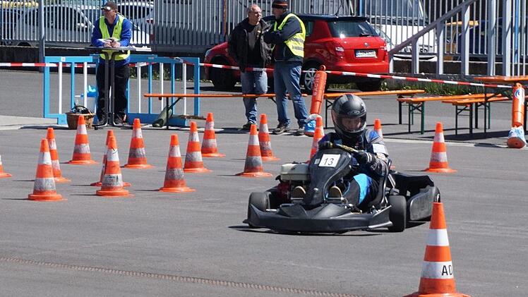 Maximilian Kiesel vom MSC Bad Brückenau fährt beim Turnier durch die Pylonen. Foto: Marion Eckert