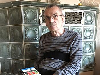 Kreisspielleiter Egon Grünbeck klickt sich auf seinem Tablet durch die Seiten des Bayerischen Fußballverbandes. Im Rollstuhl kämpft sich der querschnittgelähmte Reitscher zurück ins Leben.