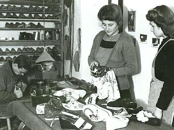 1945 starteten Elisabeth Becker und Lieselotte Küper mit der Schuhproduktion. Gearbeitet wurde zunächst im eigenen Wohnzimmer in der Parthey-Mühle in der Jägerstraße.