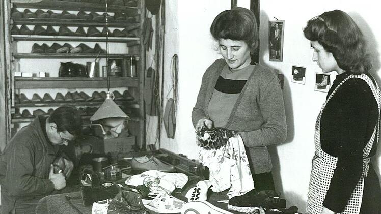 1945 starteten Elisabeth Becker und Lieselotte Küper mit der Schuhproduktion. Gearbeitet wurde zunächst im eigenen Wohnzimmer in der Parthey-Mühle in der Jägerstraße.
