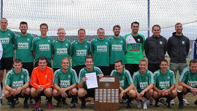 Hammelburger Stadtmeister 2022: der FC Untererthal beim Siegerbild. Foto: Thomas Sturm