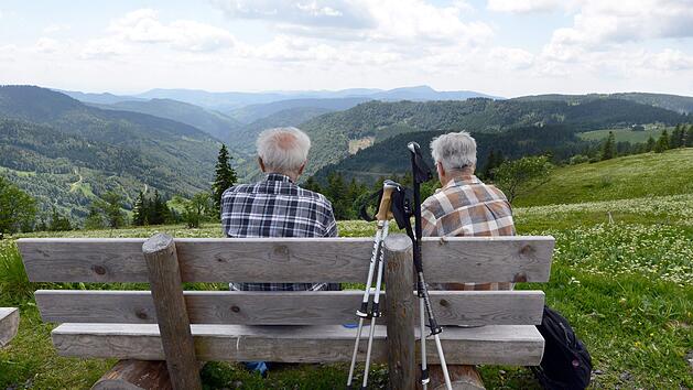 Zwei M&auml;nner sitzen auf einer Bank