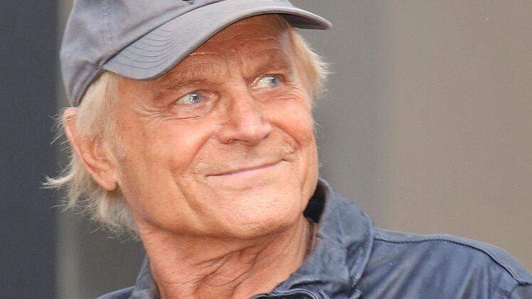 Blaublitzende Augen und immer den Schalk im Nacken: So wurde Terence Hill in Deutschland zum Superstar. Mittlerweile verteilt er Leckereien statt Pr&uuml;gel.