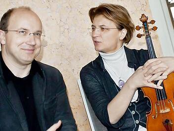 Coburgs Generalmusikdirektor Roland Kluttig nach einer Probe mit der Geigerin Antje Weithaas. Beim Sinfoniekonzert am Montag ist sie die Solistin im Violinkonzert D-Dur von Johannes Brahms.Foto: Jochen Berger
