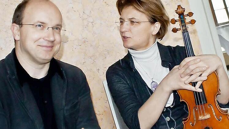 Coburgs Generalmusikdirektor Roland Kluttig nach einer Probe mit der Geigerin Antje Weithaas. Beim Sinfoniekonzert am Montag ist sie die Solistin im Violinkonzert D-Dur von Johannes Brahms.Foto: Jochen Berger