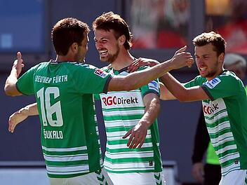 Die Fürther Goran Sukalo (l.) und Tom Weilandt (r.) feiern Ilir Azemi, dessen 14. Saisontreffer das 1:0 gegen Sandhausen bedeutete. Foto: Daniel Karmann/dpa