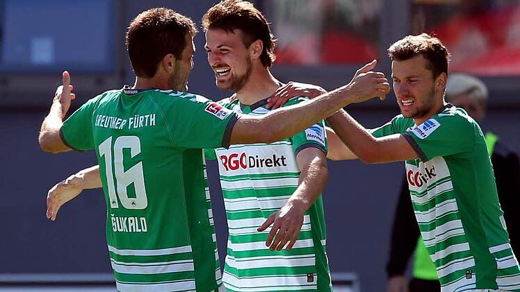 Die Fürther Goran Sukalo (l.) und Tom Weilandt (r.) feiern Ilir Azemi, dessen 14. Saisontreffer das 1:0 gegen Sandhausen bedeutete. Foto: Daniel Karmann/dpa
