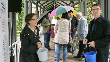 Schirmherrin Karin Renner und Thomas Lehmann lassen niemand über die Brücke, der kein Los kauft.