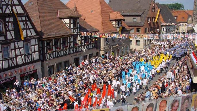 Zuerst hatten die Massen in der Hauptstraße den Festzug verfolgt, dann strömten sie zur Fußball-Übertragung.