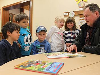 Zu den Aufgaben von Josef Grünbeck gehört auch die Kinder- und Jugendarbeit - hier der Pastoralreferent bei einem Besuch im St.-Franziskus- Kindergarten im Gespräch mit (v. l.) Max (Krischke), Max (Schirmer), Jens (Christmann), Victoria (Vetter) und Ilayda (Hildebrandt)  Foto: Schadeck