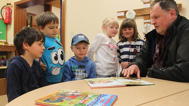 Zu den Aufgaben von Josef Grünbeck gehört auch die Kinder- und Jugendarbeit - hier der Pastoralreferent bei einem Besuch im St.-Franziskus- Kindergarten im Gespräch mit (v. l.) Max (Krischke), Max (Schirmer), Jens (Christmann), Victoria (Vetter) und Ilayda (Hildebrandt)  Foto: Schadeck