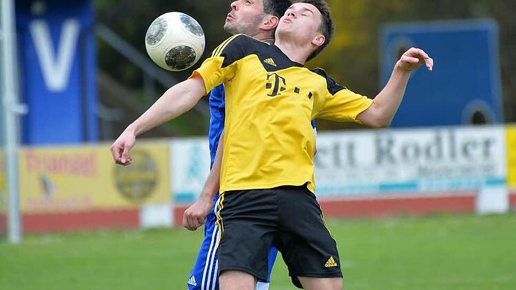 A-Klasse 2 ER/PEG: Der TSV Höchstadt (blaue Trikots) bot dem Tabellenzweiten aus Adelsdorf zumindest körperlich Paroli, musste sich der spielerischen Überlegenheit aber beugen.