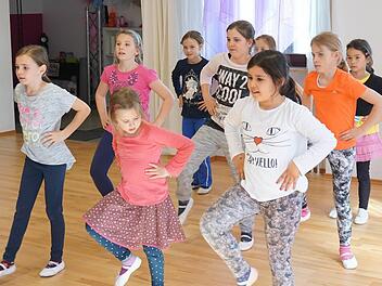 Bei den Proben werden die Schritte nochmals nacheinander durchgetanzt. Foto: Tina Meier
