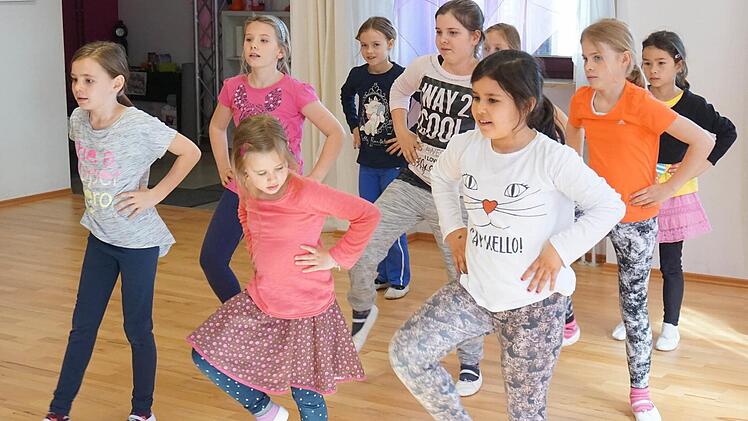 Bei den Proben werden die Schritte nochmals nacheinander durchgetanzt. Foto: Tina Meier