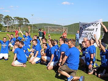 Mit der Humba zurück in die Kreisliga: Die Kicker des VfR Sulzthal kurz nach dem Sieg in Obererthal. Fotos: VfR Sulzthal