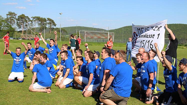 Mit der Humba zurück in die Kreisliga: Die Kicker des VfR Sulzthal kurz nach dem Sieg in Obererthal. Fotos: VfR Sulzthal