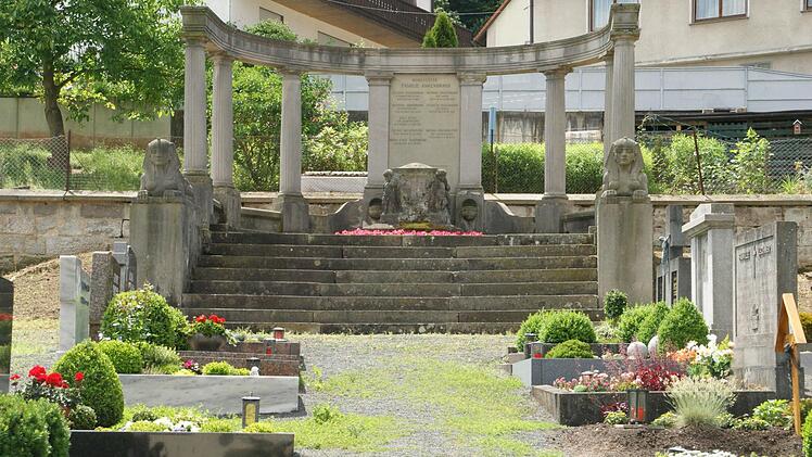Sehr auffällig im Eltmanner Friedhof ist die Gruft der Familie Ankenbrand. Nachdem die überalterte Hecke entfernt wurde, soll das Umfeld wieder grün gestaltet werden. Foto: sabine Weinbeer