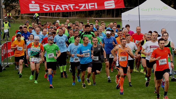121 Läufer gingen beim Haupt- und Hobbylauf an den Start.