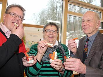 Georg und Waltraud Wagner sowie Dr. Otto Hugo lassen sich den Kräuterquark mit Gemüsesticks schmecken.  Fotos: Diana Fuchs