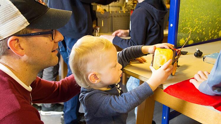 CVJM-Jugendsekretär Jeremy Vernon mit seinem Sohn.Foto: Jule Müller