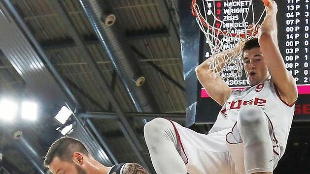 Luka Mitrovic (hier beim Dunking gegen T&uuml;bingens Phillip Heyden) lie&szlig; einige Male sein offensives Potenzial aufblitzen. Fotos: Daniel L&ouml;b
