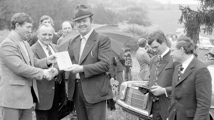 Übergabe der Gemarkung Ransbachmühle 1978: Die Bürgermeister Erhard Klement (links) aus Maßbach und Felix Braun (Mitte) aus Thundorf mit Pfarrer Oskar Pflüger (rechts). Foto: Archiv Bauernschubert