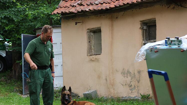 Mehrere Spürhunde, die auf die Suche nach Waffen oder Sprengstoff abgerichtet sind, waren im Einsatz.Foto: Katrin Geyer