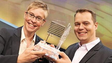 Ulrike Luthardt und Alexander Mrazek freuen sich &uuml;ber den Medienpreis der Bayerischen Landeszentrale f&uuml;r neue Medien. Fotos: privat