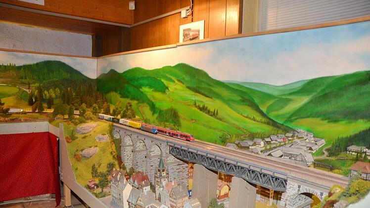 Bekannte Strecke: Nachgebaut haben die Modelleisenbahnfreunde unter anderem das Viadukt über den Dächern von Ludwigsstadt. Foto: Karl-Heinz Hofmann