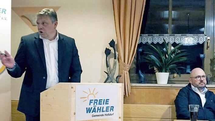 FW-Kandidat Erich Biermann macht Heßdorfs Bürgermeister Horst Rehder das Amt streitig. Auf einer Wahlversammlung der Freien Wähler kritisierten Biermann und FW-Landratskandidatin Regina Enz die aktuelle Gemeinde- und Landkreispolitik. Foto: Richard Sänger