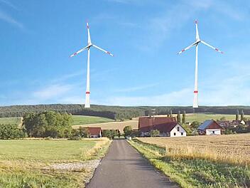 So wie in dieser Fotomontage würden die Windräder über Kienfeld (im Vordergrund) erscheinen.
