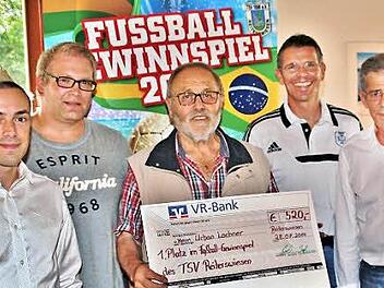 Strahlende Gesichter bei der Preisverteilung nach dem Fußball-Gewinnspiel des TSV Reiterswiesen: von links Tobias Vogel, Michael Schories, Urban Lochner, Christian Schmucker, Egon Göbel.  Foto: Werner Vogel