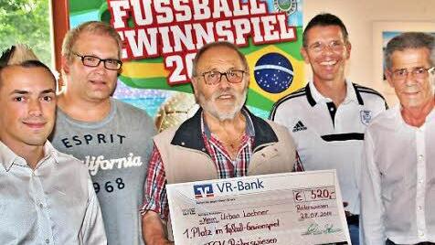 Strahlende Gesichter bei der Preisverteilung nach dem Fußball-Gewinnspiel des TSV Reiterswiesen: von links Tobias Vogel, Michael Schories, Urban Lochner, Christian Schmucker, Egon Göbel.  Foto: Werner Vogel