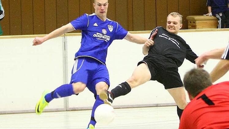 Der SSV Kasendorf eröffnet um 9.30 Uhr den 32. Rundschau-Cup. SSV-Kapitän Thomas Ellner (rechts) fehlt aber diesmal. Links Pascal Zeiß, der mit dem VfB erstmals um 10.26 Uhr ran muss. Fotos: Monika Limmer
