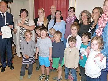 Veronika Schießer (neben OB Andreas Starke) nahm stellvertretend für ihr Team des Kinderhauses St. Stephan den Barrierefrei-Preis entgegen.  Foto: Marion Krüger-Hundrup