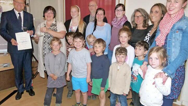 Veronika Schießer (neben OB Andreas Starke) nahm stellvertretend für ihr Team des Kinderhauses St. Stephan den Barrierefrei-Preis entgegen.  Foto: Marion Krüger-Hundrup