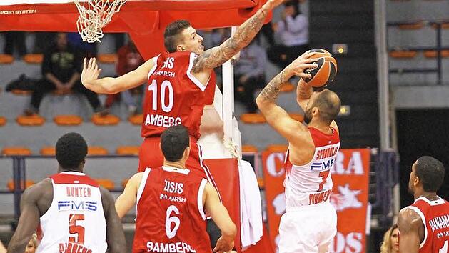 Daniel Theis (Nr. 10) blockt den Wurf von Vassilis Spanoulis. Foto: dpa