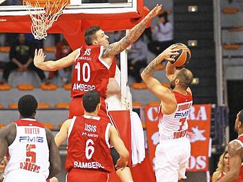 Daniel Theis (Nr. 10) blockt den Wurf von Vassilis Spanoulis. Foto: dpa