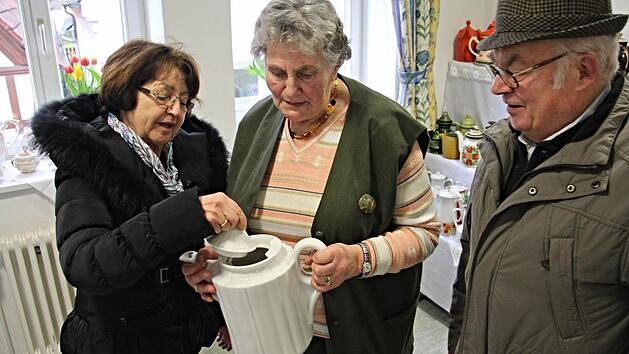 Neugierig begutachten hier Helga Baetz (links) und Willi Kreller (rechts) zusammen mit Olga Jakelski die größte Kanne der Sammlung, die aus der ehemaligen DDR stammt udn zwei Liter fasst.  Fotos: Helmut Will