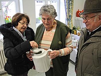 Neugierig begutachten hier Helga Baetz (links) und Willi Kreller (rechts) zusammen mit Olga Jakelski die größte Kanne der Sammlung, die aus der ehemaligen DDR stammt udn zwei Liter fasst.  Fotos: Helmut Will