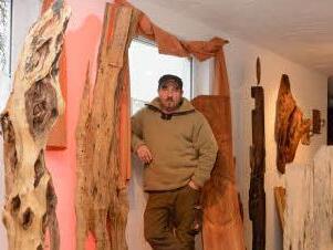 Robert Reuscher inmitten eines Teiles der von ihm gefertigten Kunstwerke Foto: Björn Hein