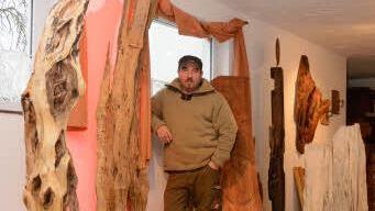 Robert Reuscher inmitten eines Teiles der von ihm gefertigten Kunstwerke Foto: Björn Hein