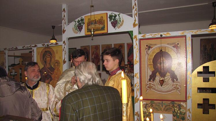 Lektor Sergey Bezrogov, Erzpriester Artemij Bodarenko und Messdiener Iwan Bondarenko (von links) bei der Feier des Festgottesdienstes zum ersten Weihnachtsfeiertag am Sonntag. Martin Koch