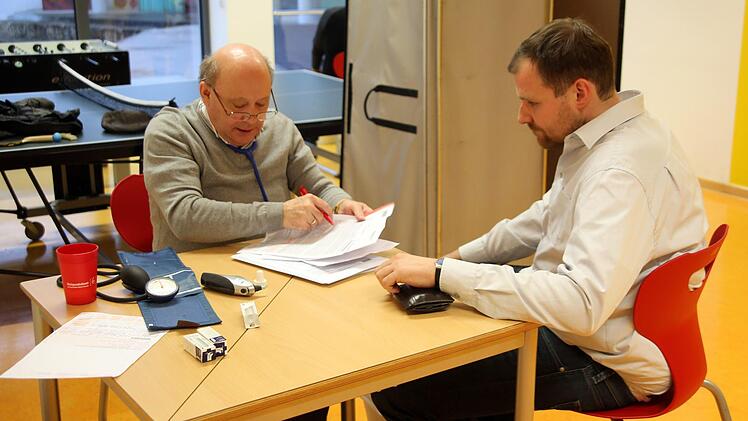 Als Erstspender musste sich Bürgermeister Martin Mittag zunächst den Fragen von Bundeswehrarzt Dr. Heinrich Krautwurst (Bayreuth) stellen. Foto: Bettina Knauth