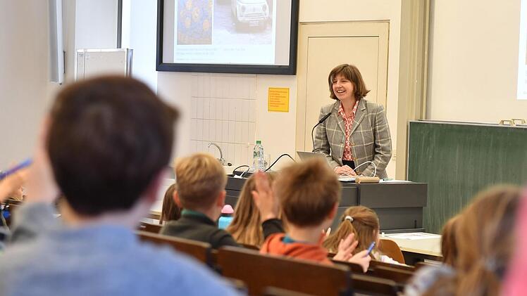 Mit Carmen Enss ging es in der ersten Kinder-Uni-Vorlesung auf eine Reise durch die Baugeschichte der italienischen Stadt Bari. Foto: Ronald Rinklef