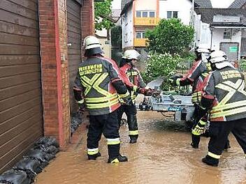 ... insgesamt 30 Feuerwehren ausgerückt sind. Fotos: News5/Merzbach