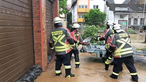 ... insgesamt 30 Feuerwehren ausgerückt sind. Fotos: News5/Merzbach